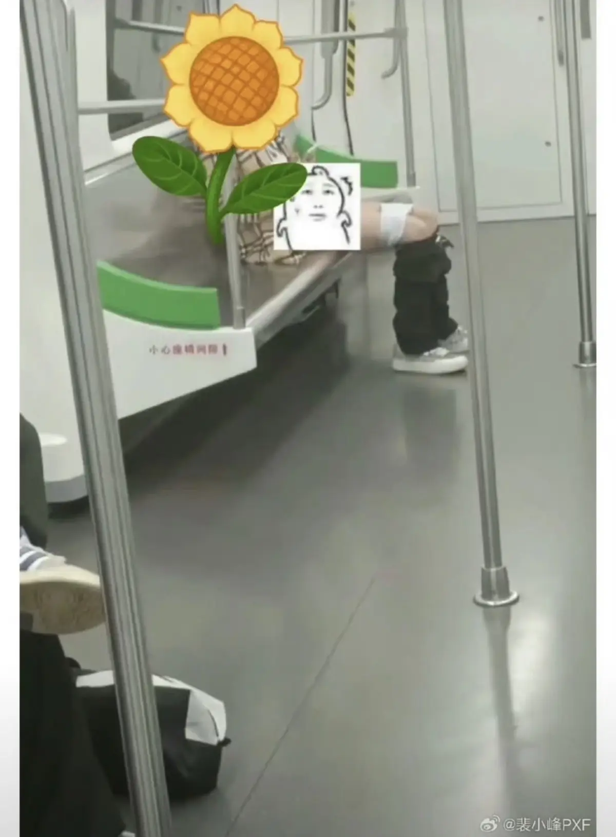 《南宁一男子在地铁当众做不雅动作》-资源截图